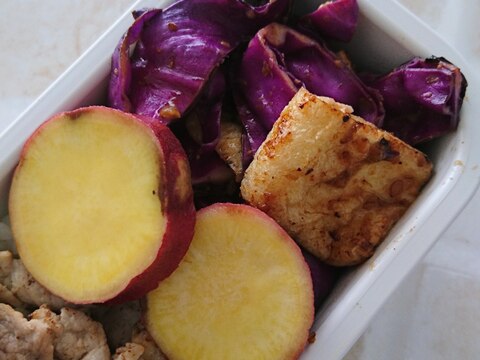 紫キャベツと油揚げの炒め物